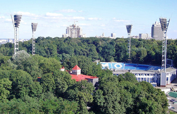 Памятник Валерию Лобановскому, чьё имя носит стадион