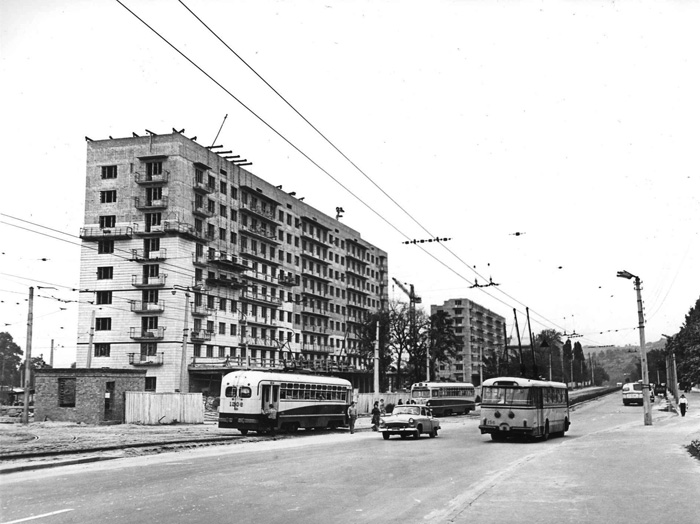 Строительство новых домов на месте бывшей малоэтажной застройки напротив стадиона "Спартак", октябрь 1963
