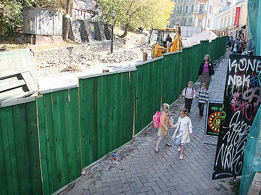 Гулять на Андреевском теперь не хочется: на улице идут ремонтные работы, все перерыто.