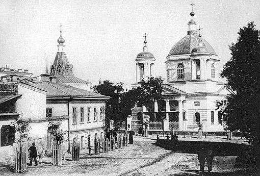 В церкви Николы Доброго на Подоле Булгаков и Татьяна Лаппа обвенчались (здание не сохранилось).